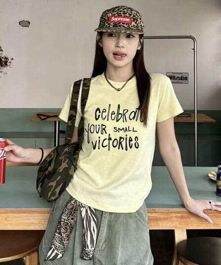 뒤로 비틀림 알파벳 프린트 반팔 티셔츠 여성 디자인 센스 외국 가스 연령 감소 다용도 맨위