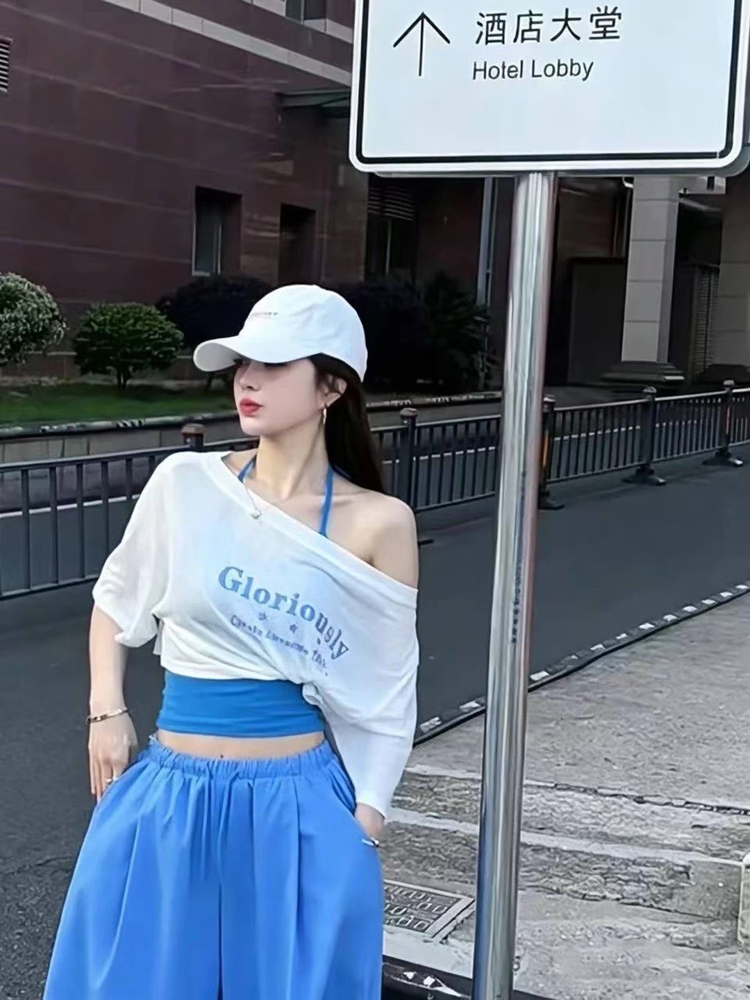 아름다움 라드. 페이크 레이어드 비스듬한 어깨 반팔 티셔츠 여성 2026 여름 새로운 한국 스타일 알파벳 프린트 루즈핏 맨위 ins