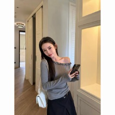 批发<b class='q'>韩国</b>one秋季木耳边斜肩长袖T恤女高级设计感露肩显瘦百搭气质上衣