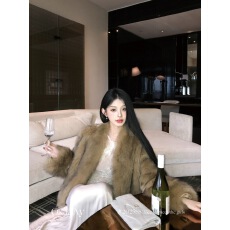 批发环保毛毛轻奢贵气感仿狐狸毛皮草女<b class='q'>秋</b>冬短款保暖毛毛外套