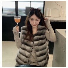 批发2026冬<b class='q'>海宁</b>新款龙猫纹进口獭兔毛马甲女短款圆领<b class='q'>皮草</b>背心减龄年轻