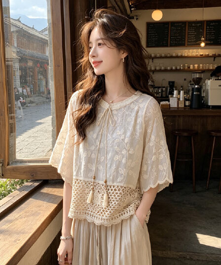 2026 여름 새로운 보헤미안 바람 자수 레이스 맨위 V넥 레이스업 술 휴가 바람 블라우스 작은 셔츠