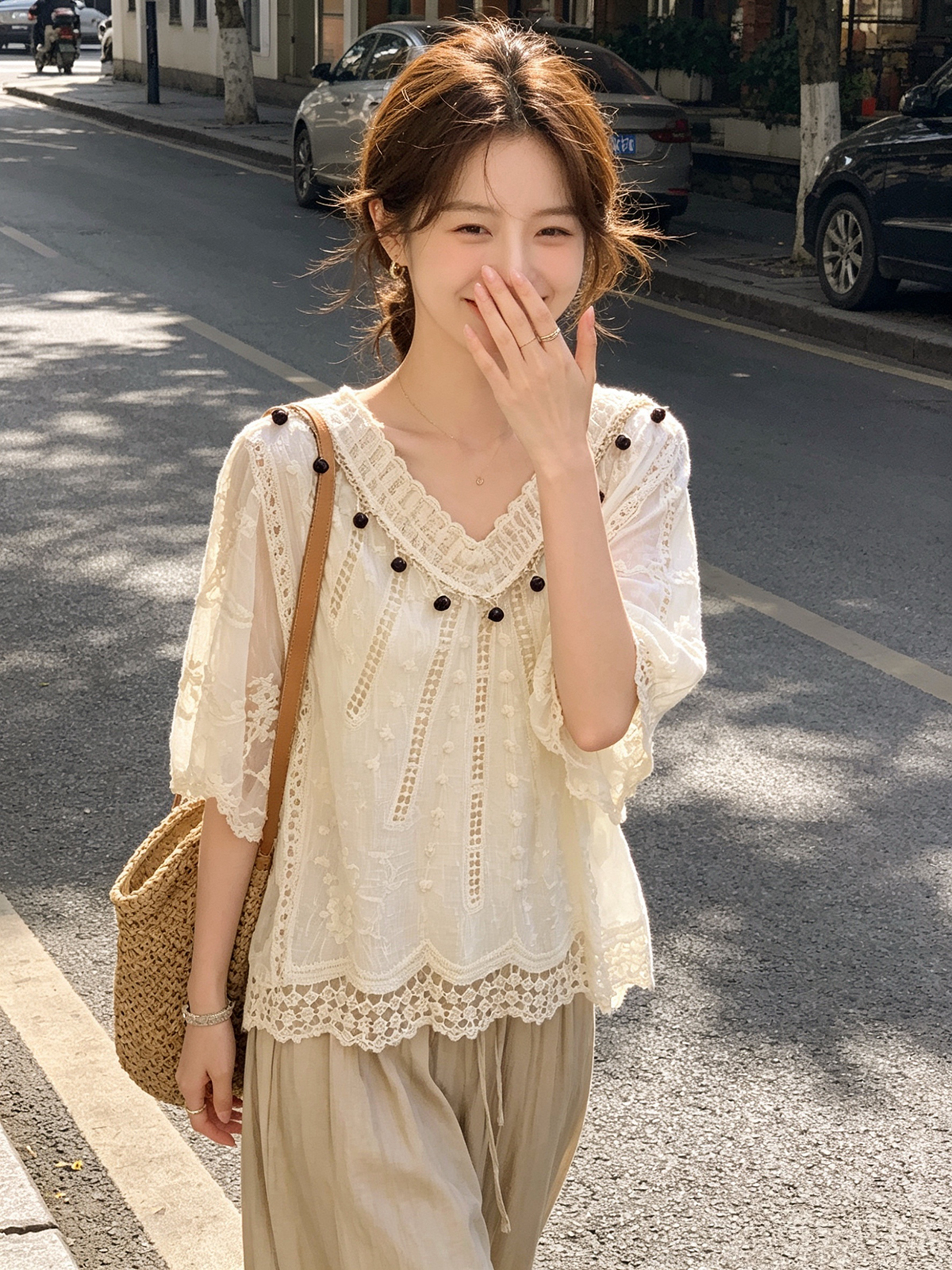보헤미안 홀로우 아웃 레이스 셔츠 2026 여름 새로운 대 에디션 루즈핏 슬림해 보이는 자수 박쥐 셔츠 셔츠 맨위