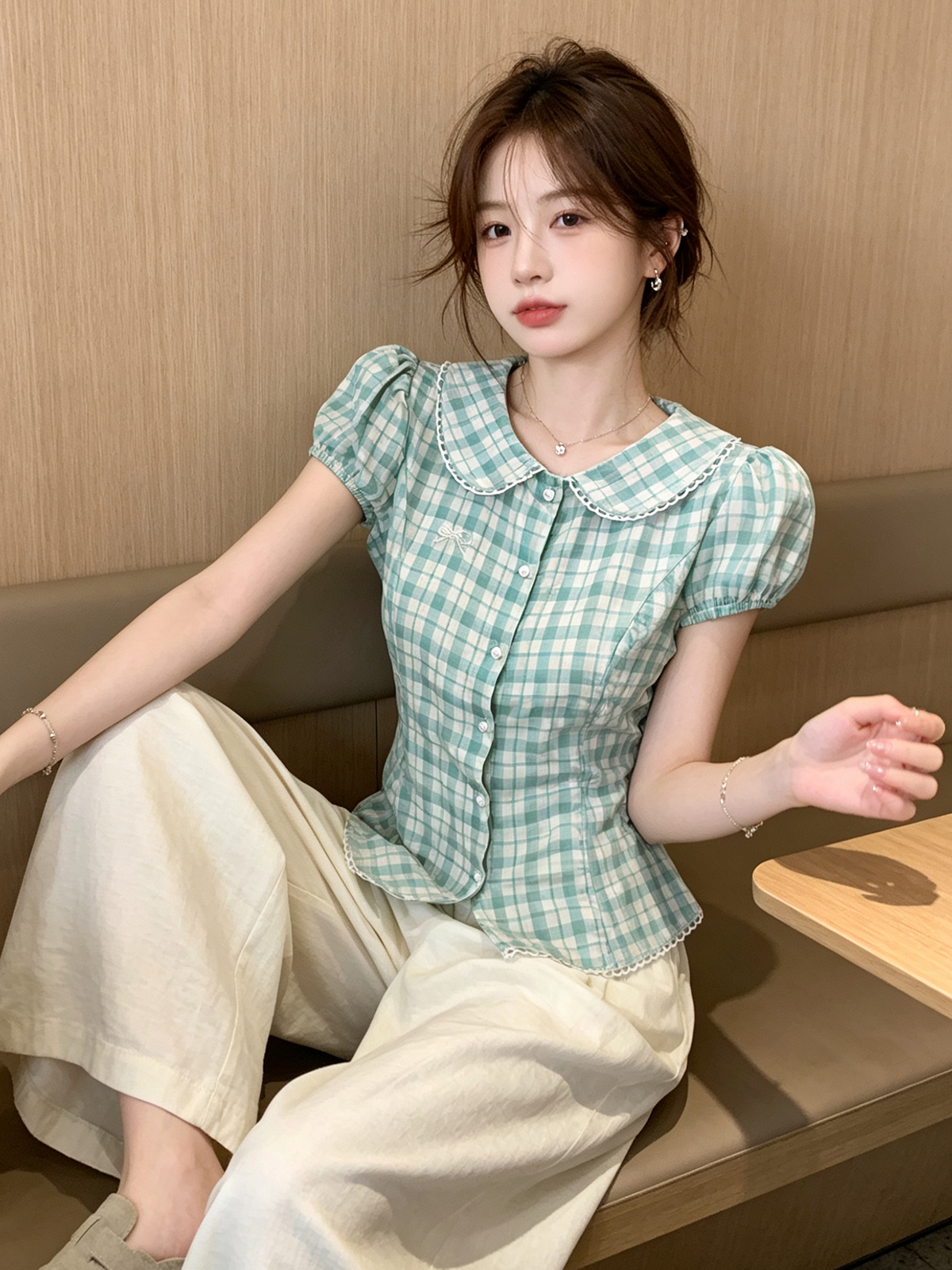 한 부서 달콤함 귀여운 체크무늬 베이비 칼라 거품 소매 여성 셔츠 2026 여름 몸매 가꾸기 슬림해 보이는 순수한 욕망 바람 맨위