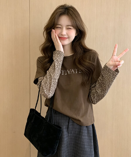 2026 가을 새로운 한 부서 레오파드 무늬 패치워크 라운드 넥 알파벳 페이크 레이어드 긴팔 티셔츠 개성 스택 착용 맨위 여성