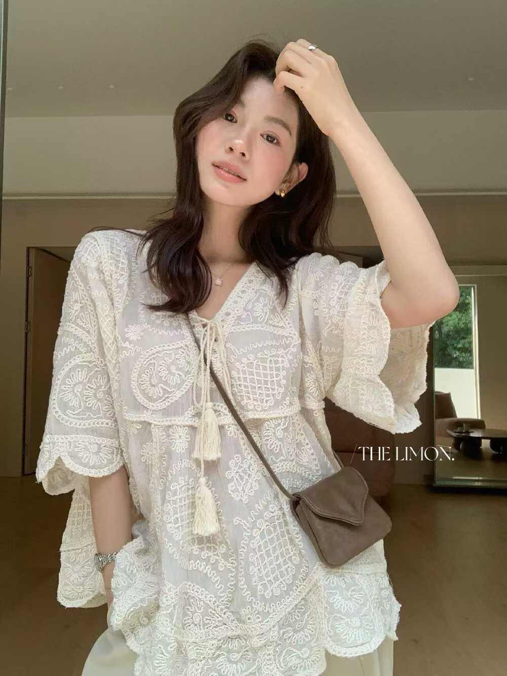 한 부서 무거운 작업 레이스 자수 V넥 레이스업 여성 셔츠 봄 고급 센스 루즈핏 자외선 차단 연령 감소 맨위