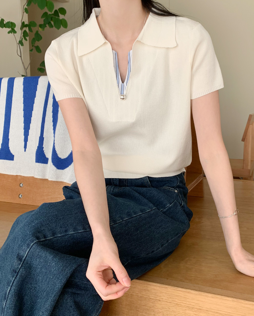 베이지 색 루즈핏 V넥 페이크 레이어드 니트 스웨터 여성 2026 새로운 여름 고급 센스 슈퍼 잘 생긴 반팔 맨위