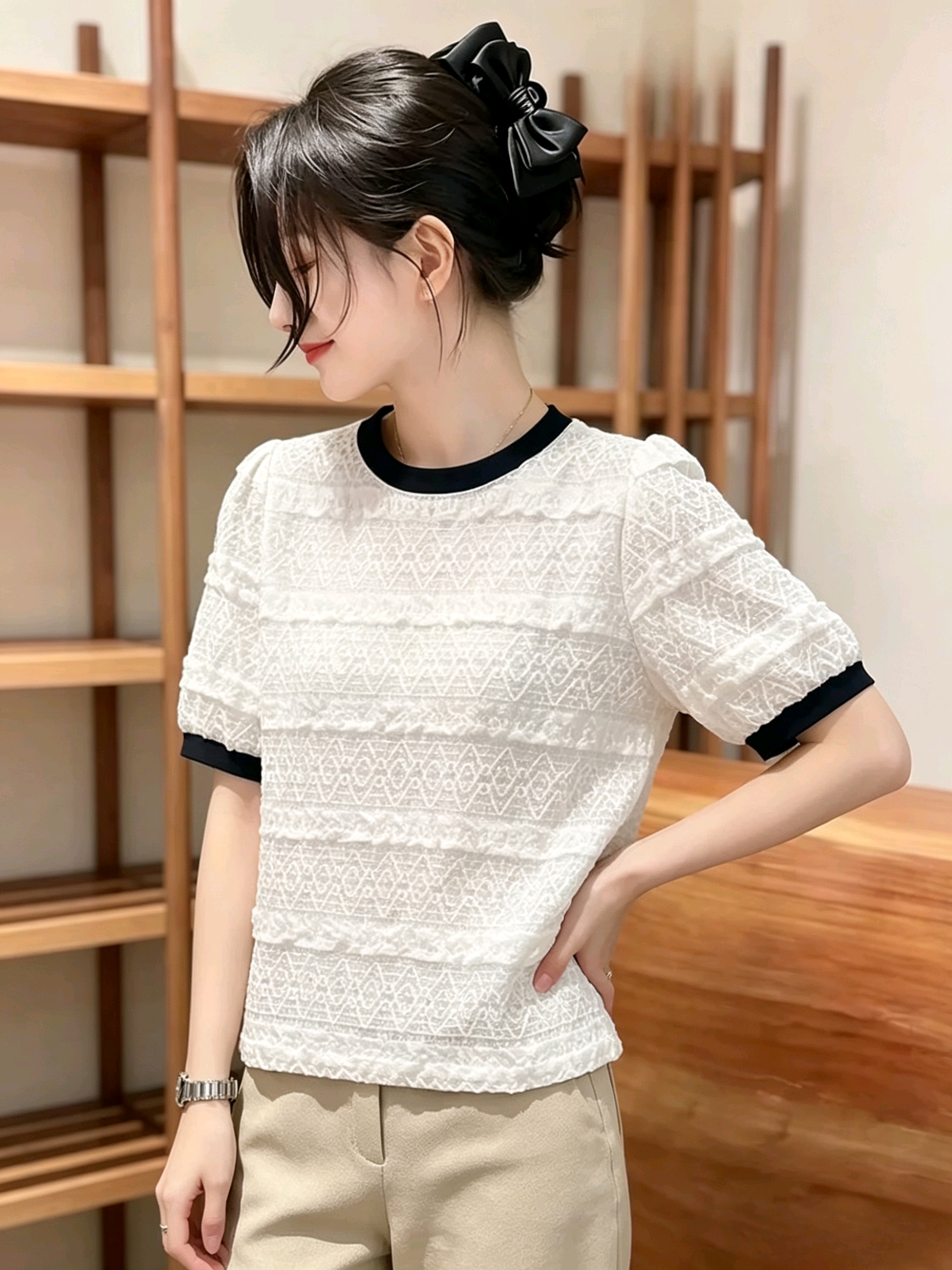 2026 여름 새로운 프랑스식 품격 빛 럭셔리 반팔 티셔츠 여성 작은 대중 Chic 연령 감소 배색 라운드 넥 맨위 트렌디
