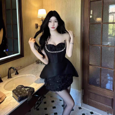 批发越南小众鱼骨水钻拼接<b class='q'>连衣裙</b>高级感缎面拼接花朵蕾丝裹胸礼服裙