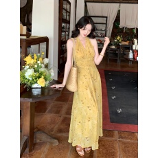 批发约会民族风显白V领露背碎花挂脖修身型A字<b class='q'>连衣裙</b>