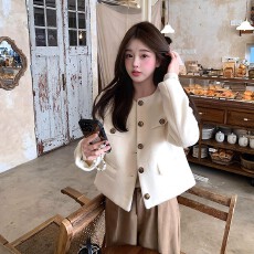 批发法式小香风白色短外套女秋冬宽松圆领百搭高级感气质显瘦纽扣开<b class='q'>衫</b>