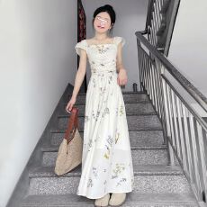 批发2026新款甜妹小飞袖碎花方领<b class='q'>连衣裙</b>夏季高腰显瘦海边度假气质长裙