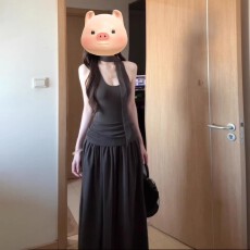 批发法式深灰<b class='q'>吊带</b>连衣裙子女2026夏季新款修身显瘦收腰设计感褶皱<b class='q'>长裙</b>