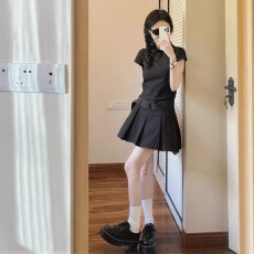 批发学院风polo领灰色连衣裙子女夏季2026新款设计感收腰甜辣<b class='q'>百褶</b><b class='q'>短裙</b>