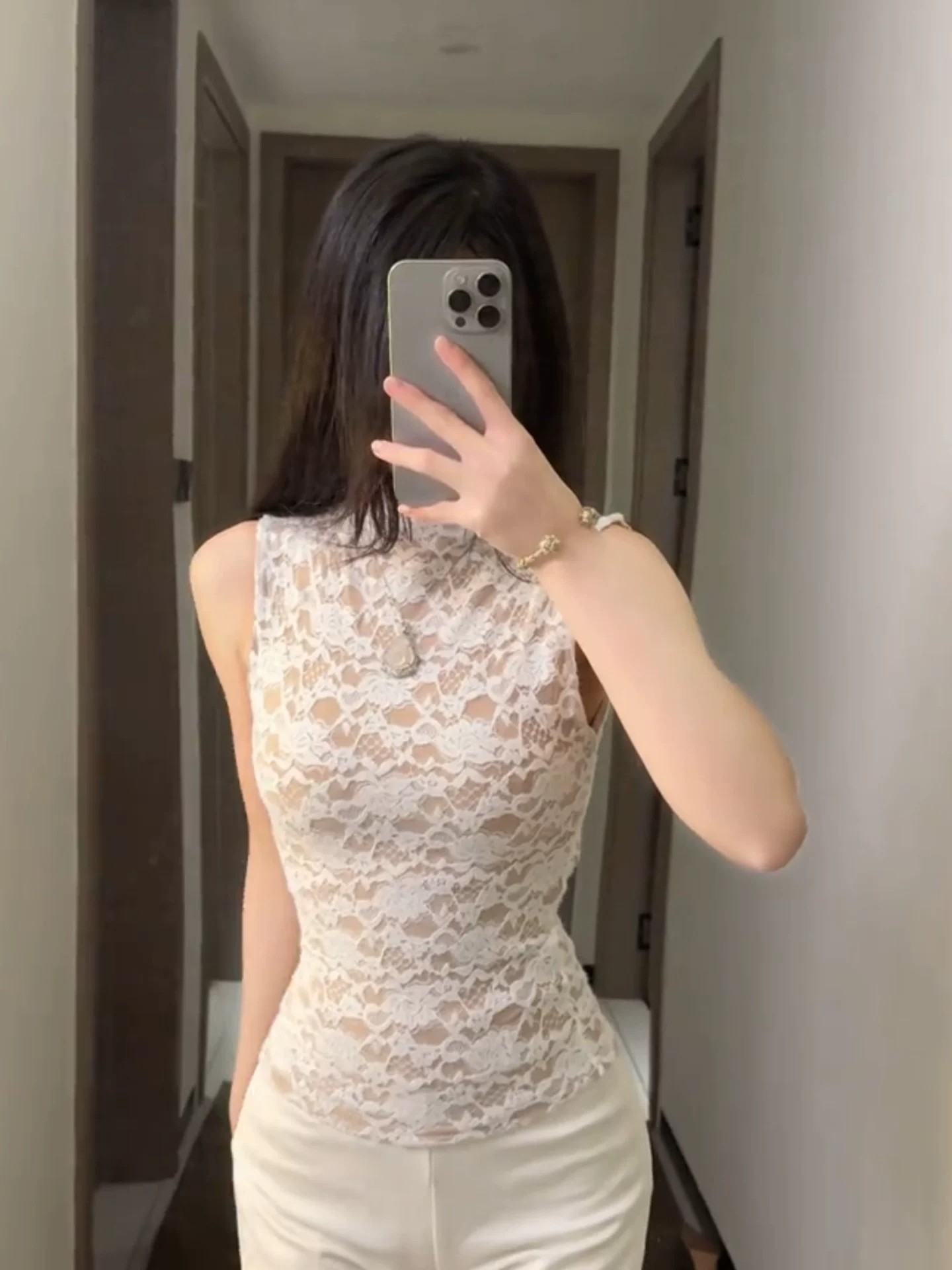 프랑스식 반하이넥 레이스 홀로우 아웃 민소매 조끼 여성 2026 여름 새로운 섹시함 몸매 가꾸기 슬림해 보이는 인사이드 잡아라. 의류