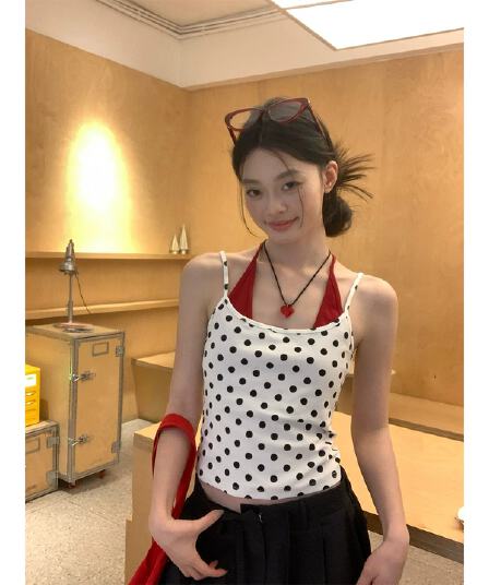 한 부서 섹시함 도트 무늬 배색 페이크 레이어드 슬립 맨위 여성 여름 새로운 분위기 센스 허리 수축 슬림해 보이는 맨위