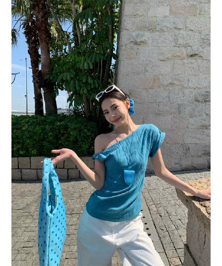 레이크 블루 색상 비스듬한 어깨 반팔 티셔츠 여성 2026 여름 한 부서 디자인 센스 루즈핏 오프숄더