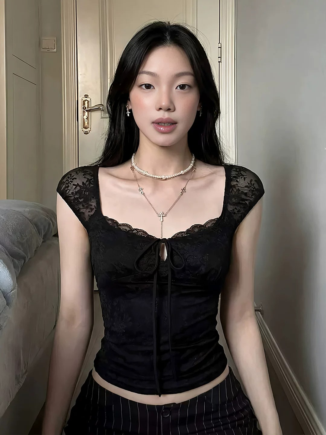 miu 부서 핫걸 검정색 레이스 조각 광장 칼라 민소매 조끼 여성 여름 디자인 센스 작은 대중 순수한 욕망 슬립 맨위