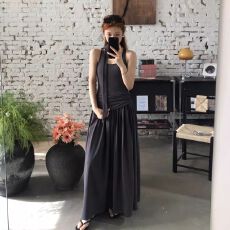 批发法式深灰色吊带连衣裙子女2026新款修身显瘦收腰设计感褶皱长裙