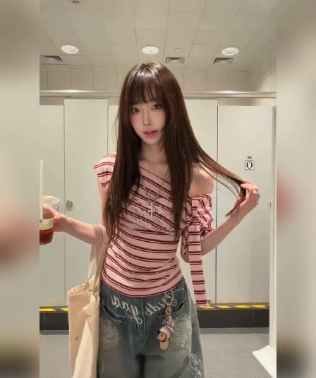 한 부서 핫걸 빨간색 스트라이프 비스듬한 어깨 반팔 티셔츠 여성 2026 여름 디자인 센스 몸매 가꾸기 슬림해 보이는 오프숄더 맨위