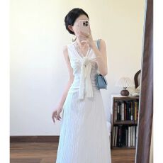 批发法式纯欲风V领白色无袖<b class='q'>连衣裙</b>子女夏季设计感修身显瘦气质a字长裙