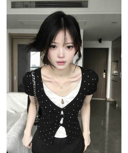 검정색 도트 무늬 페이크 레이어드 레이스 긍정적 인 어깨 반팔 티셔츠 여성 여름 한 부서 디자인 센스 맨위