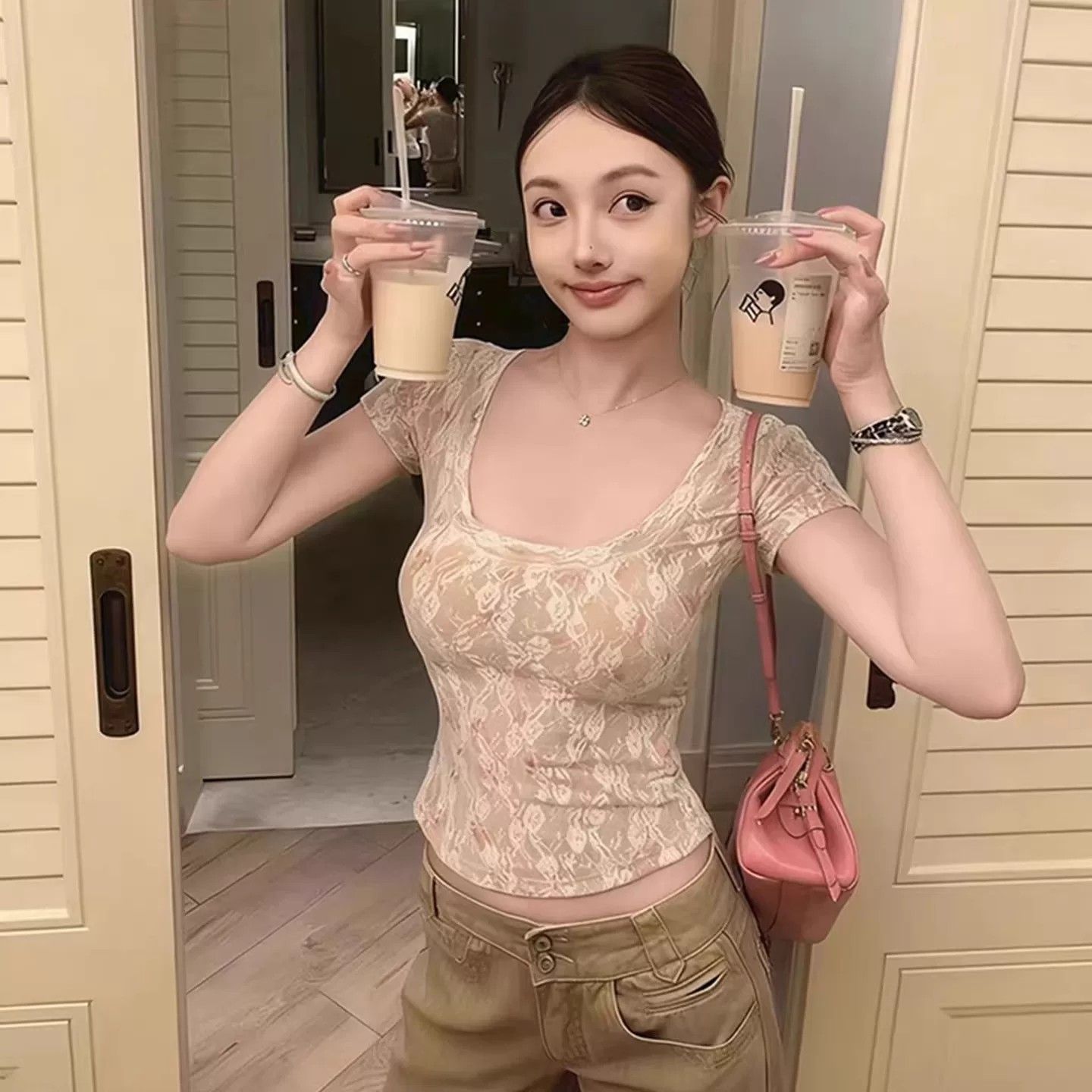 레이스 안감 화이트 레이스 꽃무늬 u 칼라 반팔 티셔츠 여성 여름 디자인 센스 순수한 욕망 핫걸 몸매 가꾸기 맨위