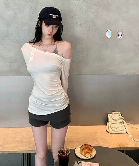 사람들 면 한 부서 화이트 비스듬한 어깨 긴팔 티셔츠 여성 얇은 스타일 몸매 가꾸기 한국 스타일 슬림해 보이는 비대칭 오프숄더 캐주얼 맨위