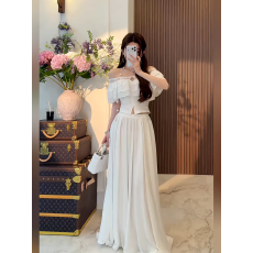 批发巨好看的大方得体设计感<b class='q'>蕾丝</b>拼接一字领小衫+大裙摆半身裙两件套