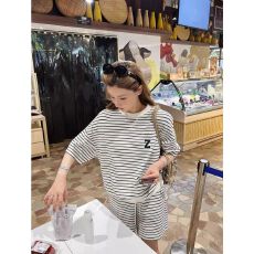 批发短袖休闲运动<b class='q'>套装</b>女夏季新款时尚洋气时髦条纹卫衣短裤两件套