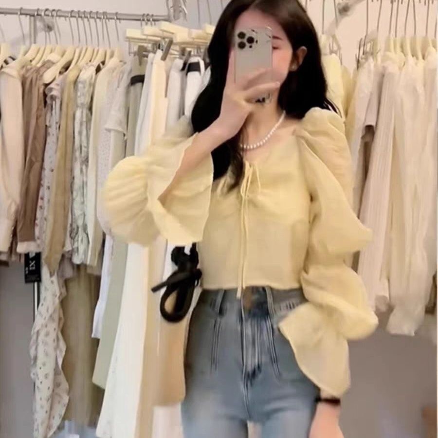 한 부서 품격 이슬 쇄골 V넥 나팔 소매 셔츠 여성 이른 봄 신제품 작은 키 핫걸 쇼트 스타일 셔츠 맨위
