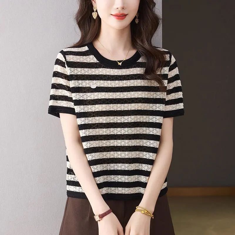 스트라이프 홀로우 아웃 반팔 티셔츠 여성 루즈핏 얇은 스타일 여름 새로운 패션 다용도 라운드 넥 얼음 실크 니트 맨위