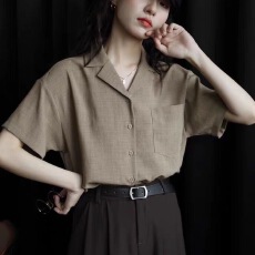 批发短袖<b class='q'>衬衫</b>女夏装2026新款西装领休闲绿色复古<b class='q'>宽松</b>设计<b class='q'>衬衣</b>上衣女
