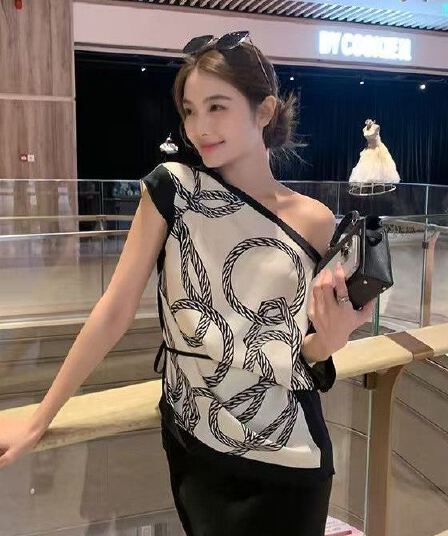 프랑스식 빛 럭셔리 세련된 불규칙 프린트 비스듬한 어깨 의류 여성 여름 디자인 센스 느긋한 바람 품격 오프숄더 셔츠