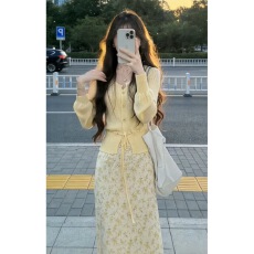 批发气质小清新碎花<b class='q'>春</b>装搭配一整套女2026年新款v领上衣半身裙两件套