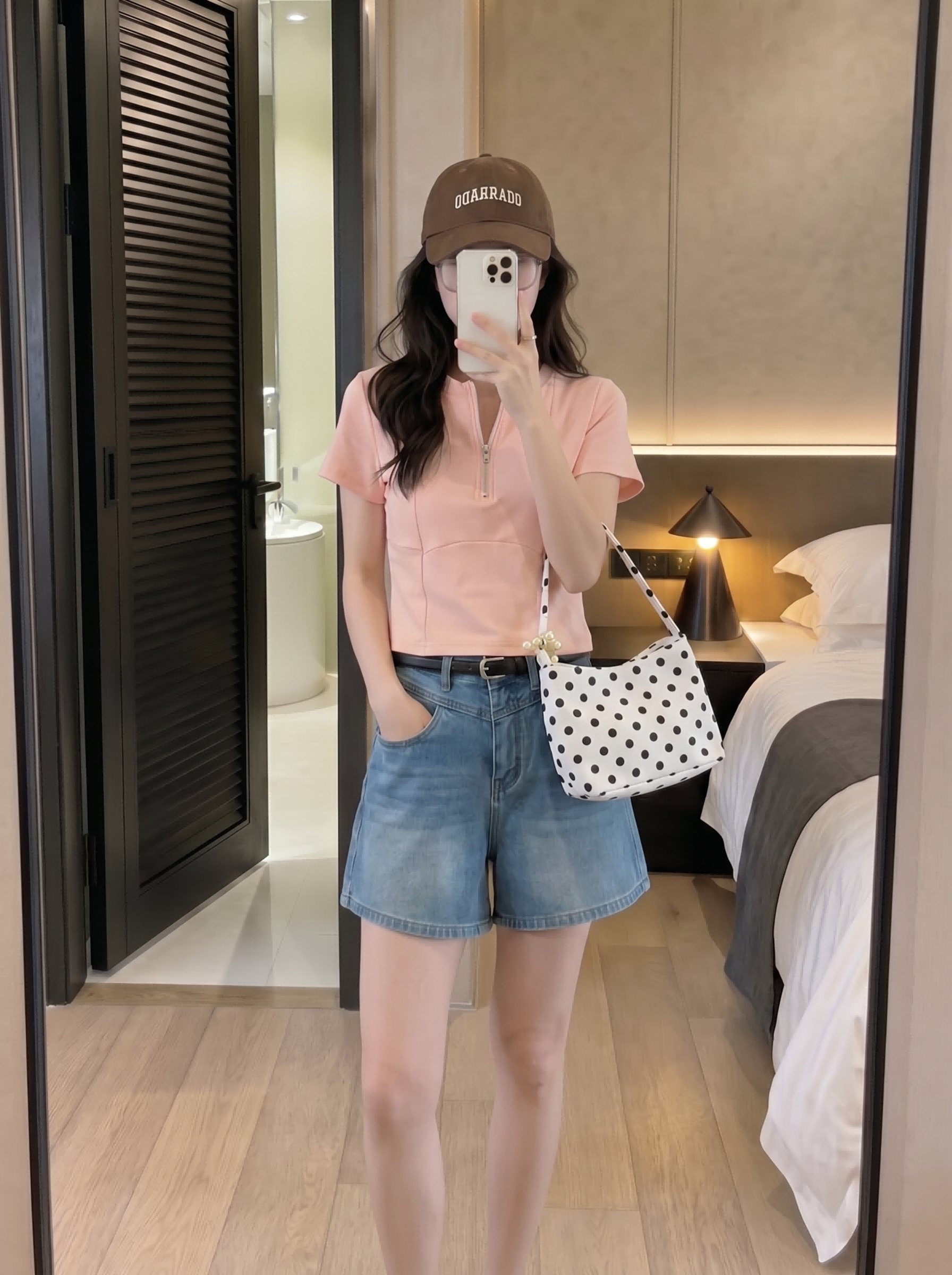실사 핑크색 긍정적 인 어깨 하프 지퍼 반팔 티셔츠 여성 벨트 가슴 패드 새로운 디자인 센스 몸매 가꾸기 슬림해 보이는 요가 의류