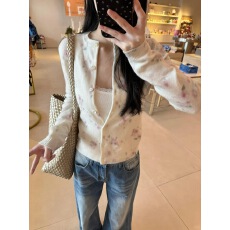 批发2026新款早春季韩系温柔<b class='q'>碎花</b>白色开衫毛衣女休闲短款针织<b class='q'>上衣</b>外套
