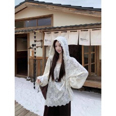 批发法式温柔风<b class='q'>蕾丝</b>拼接连帽T恤女秋季新款镂空花纹休闲宽松时尚上衣