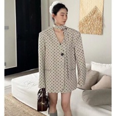 批发春季新款韩版设计感时髦廓形波点西装外套ins风复古精致v领<b class='q'>西服</b>女