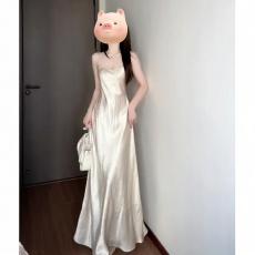批发法式高级感白色缎面吊带<b class='q'>连衣裙</b>女夏季款温柔气质名媛收腰包臀长裙