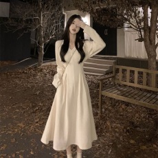 批发法式赫本<b class='q'>连衣裙</b>新款收腰秋季显瘦长袖打底长裙高级气质感冬款裙子