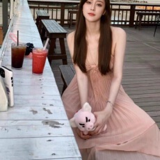 批发海边度假粉色多巴胺吊带海岛<b class='q'>连衣裙</b>高级气质<b class='q'>沙滩</b>夏季长裙褶皱裙子