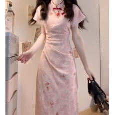批发新中式国风粉色褶皱气质粉色连衣裙女夏季收腰显瘦改良气质连衣裙