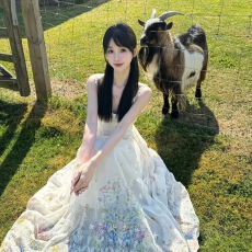 批发秘镜花园重工刺绣吊带连衣裙女夏季海边度假风收腰显瘦绝美长裙子