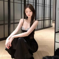 批发辣妹风轻奢一字肩抹胸连衣裙女2026秋冬包臀裙<b class='q'>黑色</b><b class='q'>长裙</b>法式裙子