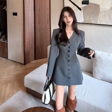批发法式赫本风西装连衣裙女2026秋季新款收腰显瘦V领单排多扣A字短裙