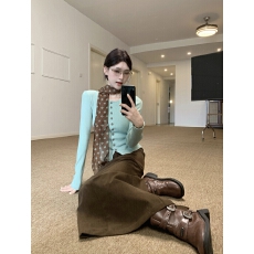 批发实拍～绿色短款长袖针织衫女早秋修身毛衣开衫+咖色半身裙