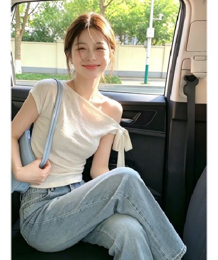 한 부서 착용 가져 가라. 비스듬한 칼라 스트랩 반팔 티셔츠 여성 여름 얇은 스타일 화이트 몸매 가꾸기 이슬 쇄골 아름다운 작은 대중 맨위