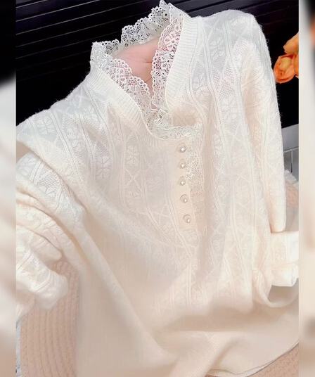 부드러운 레이스 조각 반 개방 칼라 진주 버클 업 의류 새로운 2026 가을 빅 사이즈 슬림해 보이는 느긋한 바람 니트 스웨터