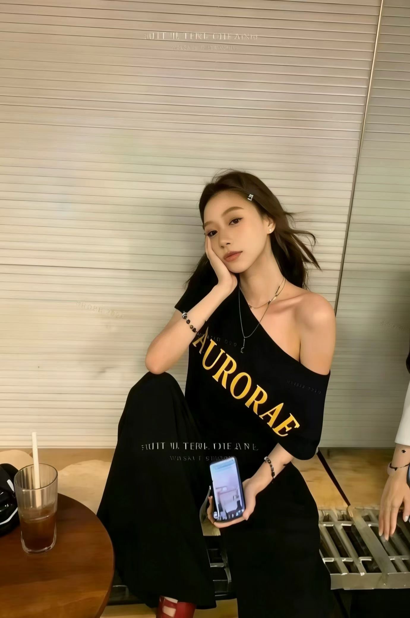 열세 개 2026 한국 스타일 패션 비스듬한 칼라 오프숄더 알파벳 프린트 루즈핏 슬림해 보이는 다용도 반팔 티셔츠 여성 셔츠